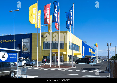 dh Ikea SUPERSTORE EUROPE Ikea parking drapeaux et entrée du magasin Arrecife Lanzarote Espagne magasin de détail magasins européens extérieur Banque D'Images