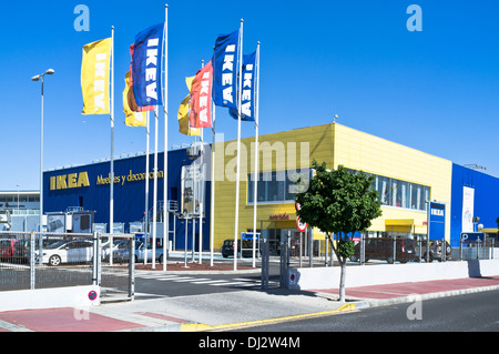 Ikea dh SUPERSTORE EUROPE drapeaux et Ikea shop entrée avant Madrid Espagne exterior Banque D'Images