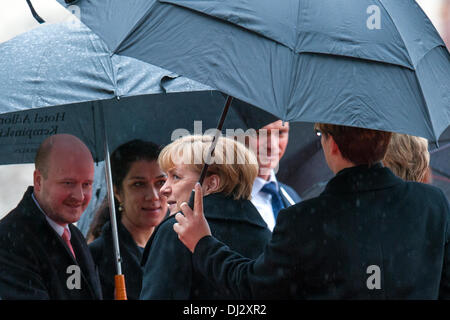 Berlin, Allemagne. Le 20 novembre 2013. La chancelière allemande Angela Merkel se félicite de la donner au Premier Ministre du Royaume de Norvège, Erna Solberg, avec les honneurs militaires à la Chancellerie fédérale. Angela Merkel. Gonçalo Silva/Alamy Live News. Banque D'Images