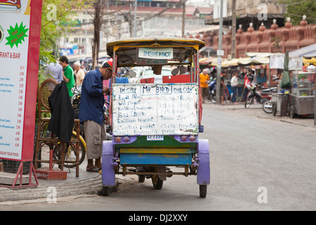 Arrière d'un des principaux sites d'affichage tuktuk à Phnom Penh, Cambodge Banque D'Images