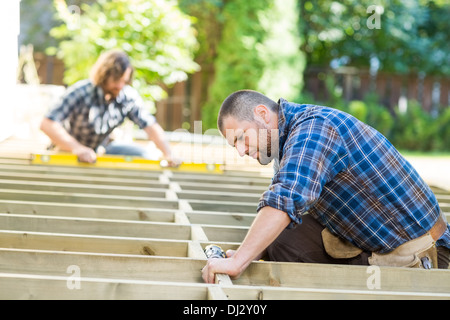 Carpenter en utilisant la mèche sur bois sur le site Banque D'Images