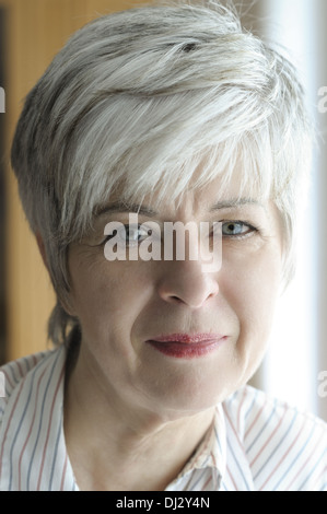 Portrait d'une vieille dame aux cheveux gris Banque D'Images