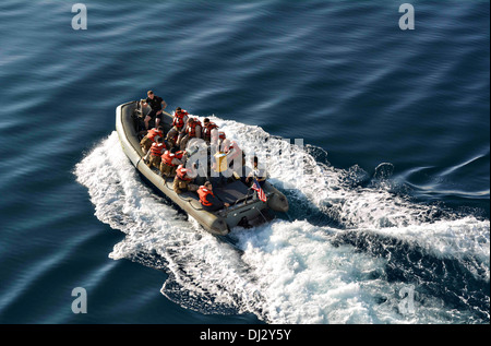 Marins et soldats nous mener à coque rigide aux côtés du navire d'assaut amphibie USS Boxer 30 octobre 2013 dans la mer d'Oman. Banque D'Images