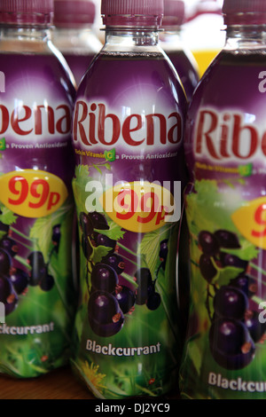 Ribena bouteilles sur Promotion spéciale pour 99p Banque D'Images