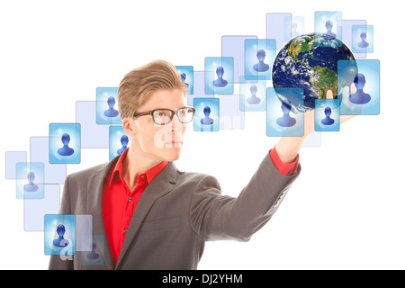 Jeune homme avec globe et amis virtuels isolé sur blanc. Éléments de cette image sont meublées par la NASA Banque D'Images