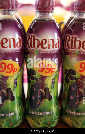 Ribena bouteilles sur Promotion spéciale pour 99p Banque D'Images