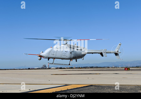 US Navy MQ-8C hélicoptère sans pilote Scout incendie prend son envol lors des essais en vol de la base navale de Ventura County, 31 octobre 2013 à Point Mugu, CA. La dernière version de le véhicule aérien devrait être déployé en 2014. Banque D'Images