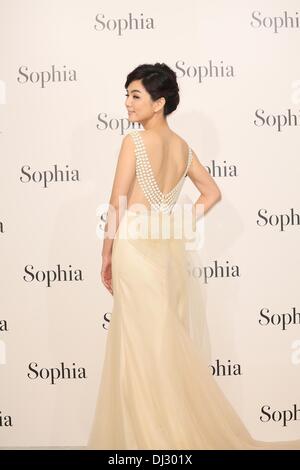 Taipei, Taiwan. 19 nov., 2013. Singer Ella assiste à la cérémonie d'ouverture de boutique de mariage à Taipei, Taiwan, le mardi 19 novembre, 2013. Credit : TopPhoto/Alamy Live News Banque D'Images