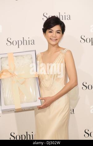 Taipei, Taiwan. 19 nov., 2013. Singer Ella assiste à la cérémonie d'ouverture de boutique de mariage à Taipei, Taiwan, le mardi 19 novembre, 2013. Credit : TopPhoto/Alamy Live News Banque D'Images