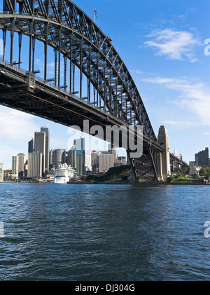 Dh de Sydney Harbour Bridge SYDNEY AUSTRALIE City skyline skyscraper bridge Banque D'Images