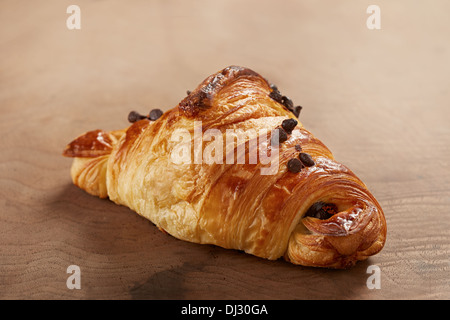 Pain au chocolat et beurre français sur table en bois Banque D'Images