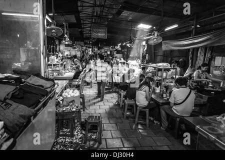 La 'food hall' dans le milieu de marché de Tuol Tom Pong à Phnom Penh, Cambodge - également connu comme le marché russe. Banque D'Images