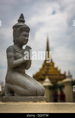 Une petite figure à côté de la prière la Pagode d'argent à Phnom Penh, Cambodge Banque D'Images