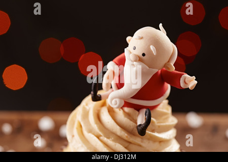 Santa Claus cupcake sur fond de Noël flocons de neige blanc Banque D'Images