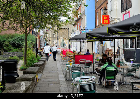 Des cafés en plein air dans la région de Church Street Windsor Berkshire Banque D'Images