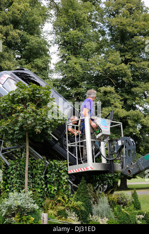 La Land Rover Arch en cours d'assemblage à la 2013 Land Rover Burghley Horse Trials à Stamford, Lincolnshire, Royaume-Uni Banque D'Images
