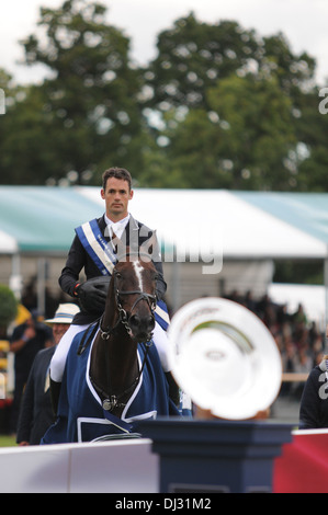 Jonathan Paget pendant la cérémonie de présentation après avoir remporté le 2013 Land Rover Burghley Horse Trials Banque D'Images