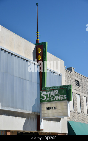 Star Lanes Bowling avec Tiki 50s, Missouri. Carthage signe Petite ville de l'Ouest américain moyen sur la vieille Route 66 Banque D'Images