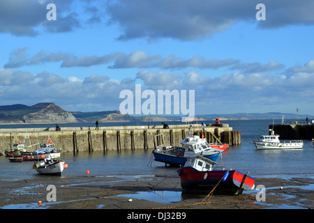 Le port à Lyme Regis, avec bouchon d'or dans la distance. La Côte Jurassique, Dorset, Angleterre Banque D'Images