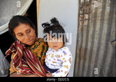 Autochtones mayas du Guatemala et de mère en fille Tierra Linda, au Guatemala. Banque D'Images