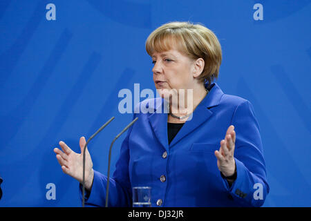 Berlin, Allemagne. 20 novembre, 2013. Angela Merkel, la chancelière allemande, reçoit le premier ministre norvégien, Erna Solberg (Conservateur), à la chancellerie à Berlin. / Photo : Angela Merkel, chancelière allemande, parle de côté le premier ministre norvégien, Erna Solberg (Conservateur), au cours d'une conférence de presse conjointe à Berlin. Credit : Reynaldo Chaib Paganelli/Alamy Live News Banque D'Images