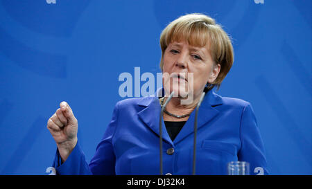 Berlin, Allemagne. 20 novembre, 2013. Angela Merkel, la chancelière allemande, reçoit le premier ministre norvégien, Erna Solberg (Conservateur), à la chancellerie à Berlin. / Photo : Angela Merkel, chancelière allemande, parle de côté le premier ministre norvégien, Erna Solberg (Conservateur), au cours d'une conférence de presse conjointe à Berlin. Credit : Reynaldo Chaib Paganelli/Alamy Live News Banque D'Images