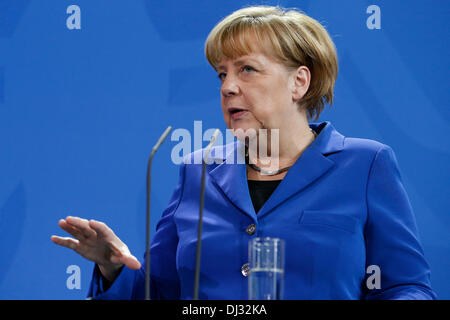 Berlin, Allemagne. 20 novembre, 2013. Angela Merkel, la chancelière allemande, reçoit le premier ministre norvégien, Erna Solberg (Conservateur), à la chancellerie à Berlin. / Photo : Angela Merkel, chancelière allemande, parle de côté le premier ministre norvégien, Erna Solberg (Conservateur), au cours d'une conférence de presse conjointe à Berlin. Credit : Reynaldo Chaib Paganelli/Alamy Live News Banque D'Images