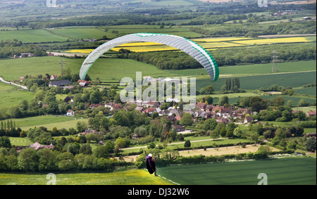 Parapente décollant de Devil's Dyke,donnant sur le Weald ( + Fulking village),South Downs, près de Brighton, Sussex, England, UK Banque D'Images