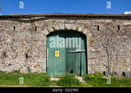 Grange en pierre avec 'rural' Farmwatch avis ( pour décourager les vols) sur les portes en bois Stonyhurst, vallée de Ribble, Lancashire, England, UK Banque D'Images