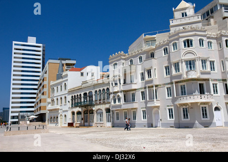 Anciens et nouveaux bâtiments de mer. Figueira da Foz, station balnéaire sur la côte Atlantique, Région Centre, Portugal Banque D'Images