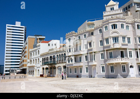 Anciens et nouveaux bâtiments de mer. Figueira da Foz, station balnéaire sur la côte Atlantique, Région Centre, Portugal Banque D'Images