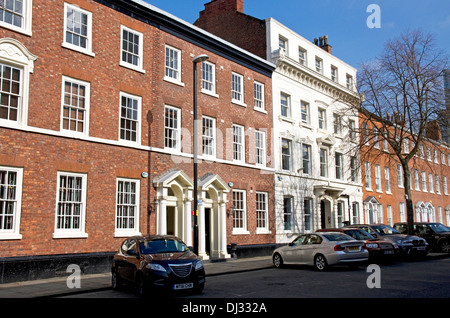 St John Street, seul survivant en terrasses géorgiennes, dans le centre de Manchester. Aujourd'hui principalement occupés par des pratiques médicales.  + juridique Banque D'Images