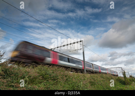 Un train sur la ligne entre Cambridge et Ely dans les fens, UK Banque D'Images