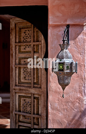 Porte d'entrée et lampe décorée dans une villa de style marocain. Banque D'Images