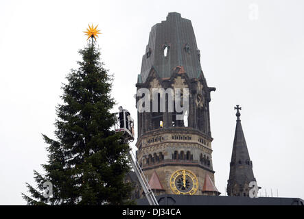 Berlin, Allemagne. 20 nov., 2013. L'éclair d'un arbre de Noël est vérifiée à l'Église du Souvenir de Berlin, Allemagne, 20 novembre 2013. Photo : Rainer Jensen/dpa/Alamy Live News Banque D'Images