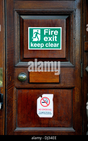 Londres, Angleterre, Royaume-Uni. Sortie de secours / no smoking sign Banque D'Images