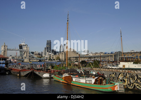 Vue en direction de Tower Bridge et de la ville de Londres à partir de routes Downings Moorings sur la Tamise Londres Angleterre Banque D'Images