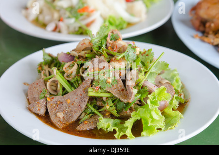 Tranches de foie, salade épicée est une nourriture thaïe Banque D'Images