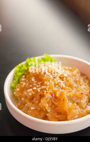 Salade de méduses jeté gastronomique dans la cuisine chinoise , bol blanc Banque D'Images