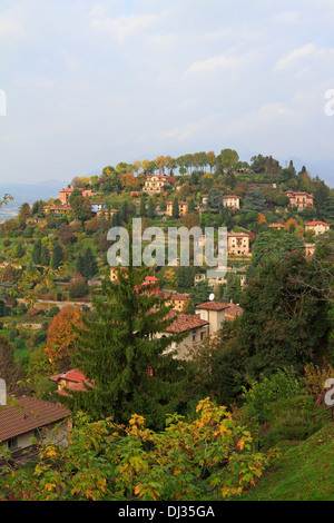 Hill top maisons près de Bergamo Alta, l'Italie. Banque D'Images