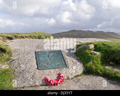 43e division Wessex sur memorial Rough Tor, Bodmin Moor, Cornwall. Brown Willy (Cornwall) est le point le plus élevé dans l'arrière-plan. Banque D'Images