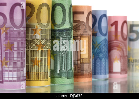 Tous les billets de la monnaie de l'Union européenne dans une rangée avec la réflexion Banque D'Images