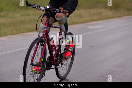 National mexicain a perdu ses jambes à la violence des cartels, balades vélo à El Paso, Texas à Austin pour sensibiliser Banque D'Images