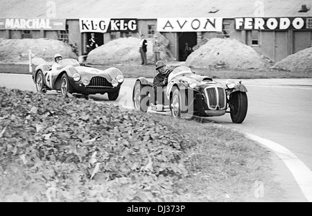 Parnell-Eric Reg Thompson d'Aston Martin DB3S derrière Frazer Nash le Mans Replica, Woodcote, 9H Goodwood, en Angleterre, 22 août 1953. Banque D'Images