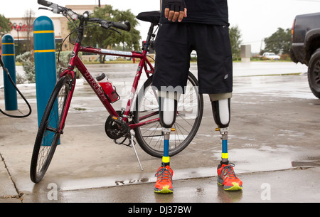 National mexicain a perdu ses jambes à la violence des cartels, balades vélo à El Paso, Texas à Austin pour sensibiliser Banque D'Images