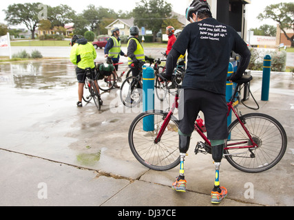 National mexicain a perdu ses jambes à la violence des cartels, balades vélo à El Paso, Texas à Austin pour sensibiliser Banque D'Images