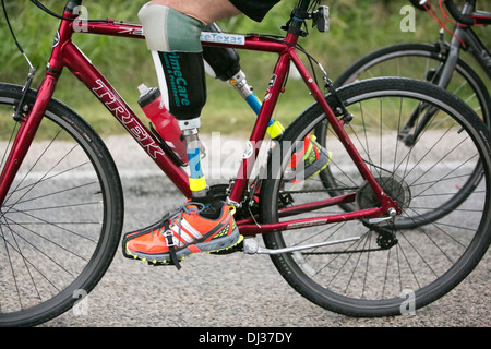 National mexicain a perdu ses jambes à la violence des cartels, balades vélo à El Paso, Texas à Austin pour sensibiliser Banque D'Images