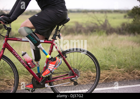 National mexicain a perdu ses jambes à la violence des cartels, balades vélo à El Paso, Texas à Austin pour sensibiliser Banque D'Images