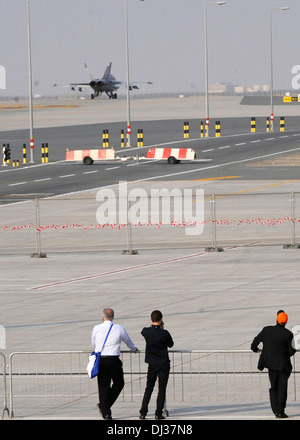 Les spectateurs regardent le F-18E Super Hornet se prépare à décoller au cours de la 2013 Salon aéronautique de Dubaï 17 au Dubai World Central airport de Jebel Ali, le 18 novembre 2013. Le Super Hornet est actuellement assigné à la VFA-143, déployée avec l'USS Dwight Eisenho Banque D'Images