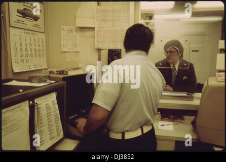 Billet AMTRAK AGENT RÉPOND À UNE QUESTION D'UN CLIENT À LA GARE DANS UNE BANLIEUE PRÈS DE WASHINGTON, DISTRICT DE COLUMBIA . 668 Banque D'Images